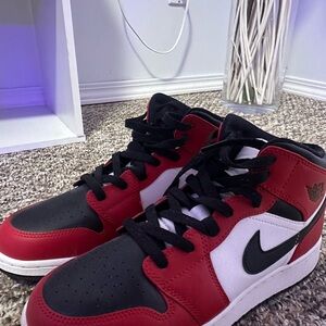 Jordan 1 Mid Chicago toe
